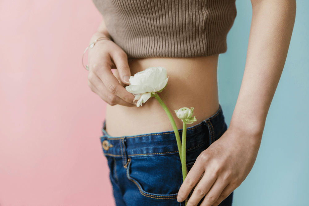 La delicatezza di un fiore per raccontare come tornare in forma in sicurezza dopo una addominoplastica