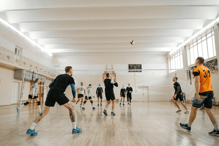 Esercizio di respirazione e performance sportiva nel contesto di una partita di pallavolo e gioco di squadra 