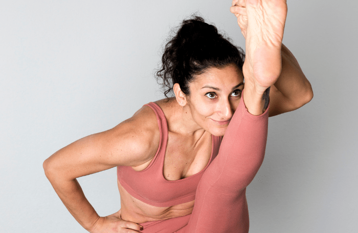 Claudia Mura durante un esercizio di yoga, integrazione tra yoga e ipopressivi con lavoro consapevole su postura e respiro.