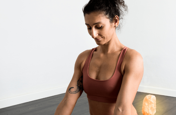 Claudia Mura in pratica yoga con focus su respiro e postura, dialogo tra yoga e Metodo Ipopressivo.