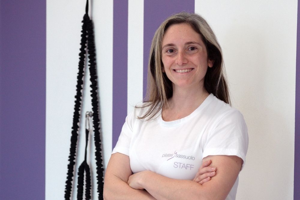 Laura Lugli sorridente in palestra, il luogo dove fa dialogare il metodo MIM con il Pilates