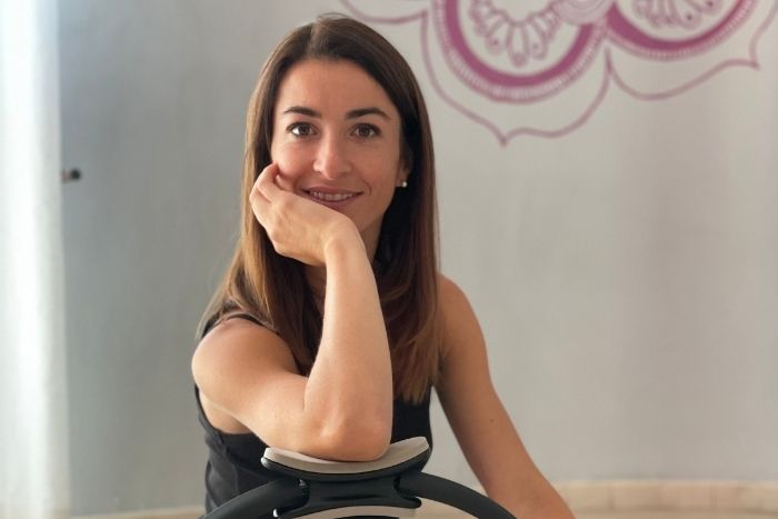 Silvia Pinna in primo piano nella sua palestra